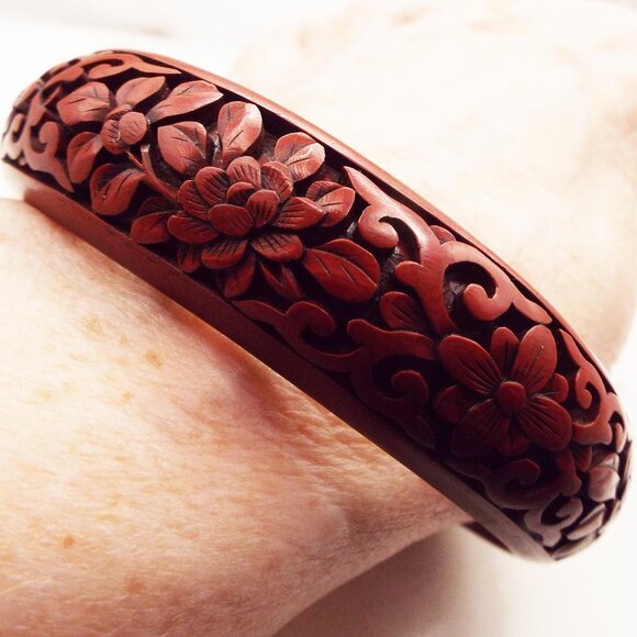 VINTAGE CHINESE DARK RED CARVED CINNABAR FLORAL DESIGN BANGLE BRACELET 29 - Picture 2 of 3